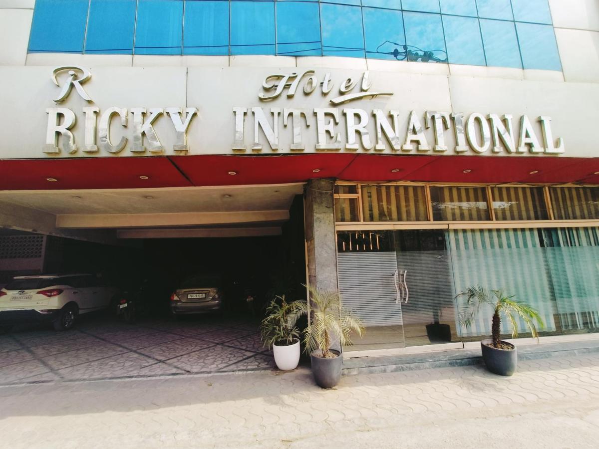Hotel Ricky International อัมริตสา ภายนอก รูปภาพ